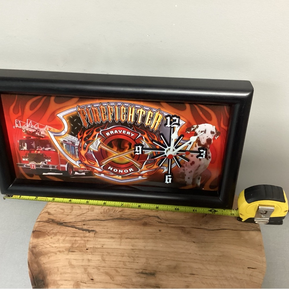 🔴 Firefighter Clock - Bravery - Honor - In Like New Condition - Brilliant Colors - Picture 6 of 9